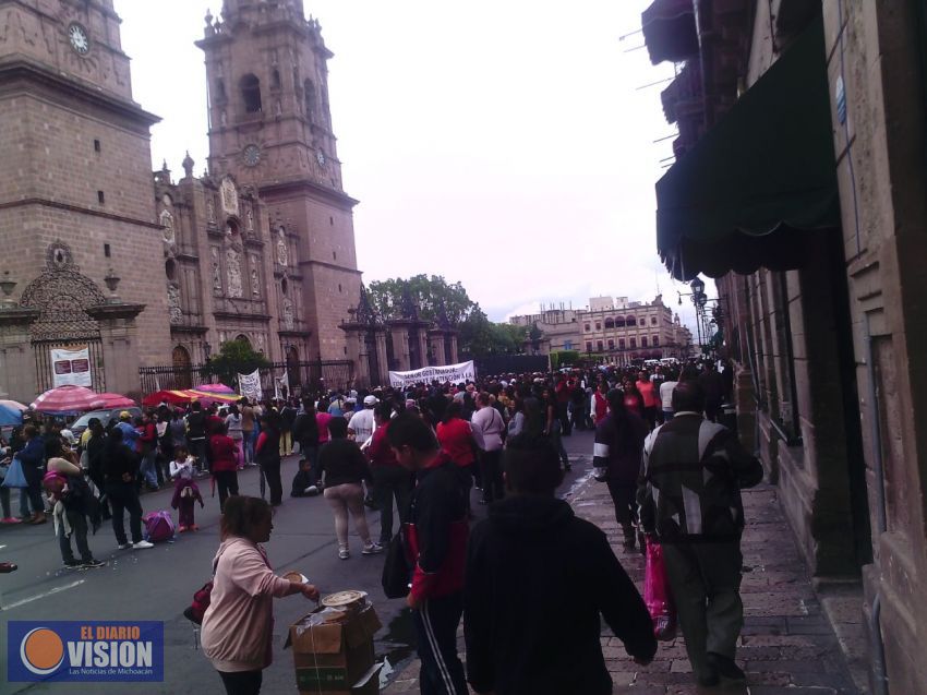 Padres de familia pertenecientes a la OIPEF toman Avenida Madero
