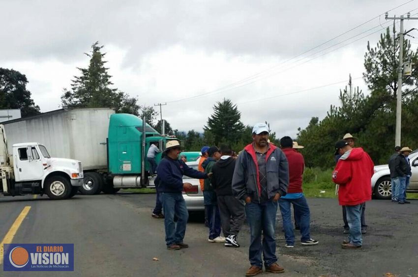 Siguen los bloqueos en la Sierra Purhepecha, rebeldía magisterial