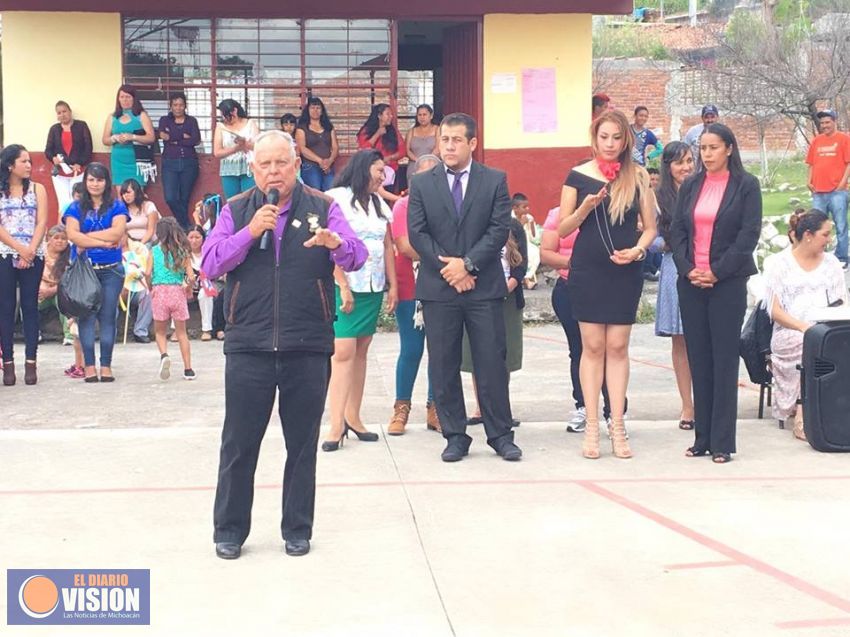 Compromete Baltazar Gaona techumbre para escuela rural 