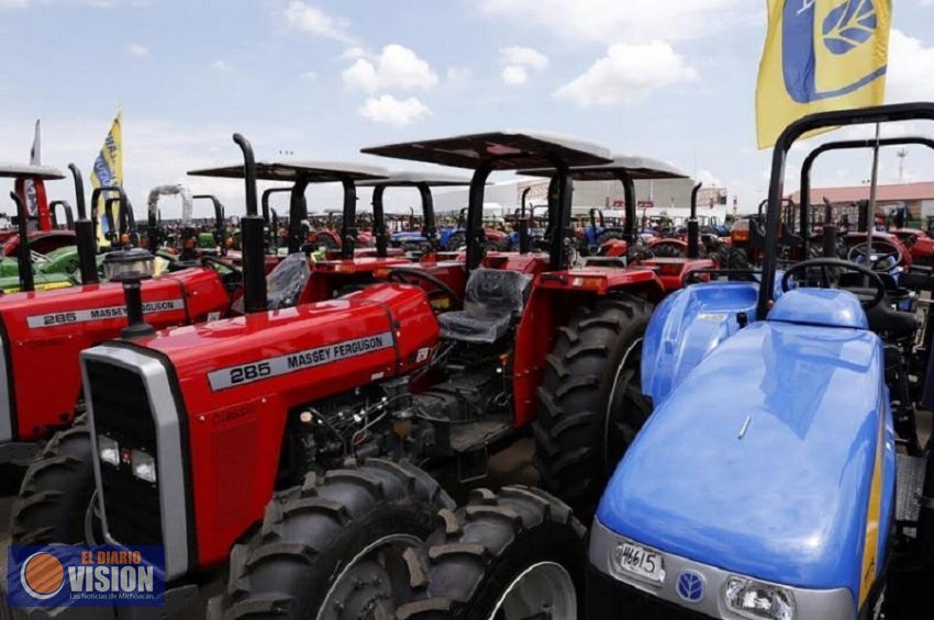 Libera Sedrua recursos a 231 beneficiarios de tractores
