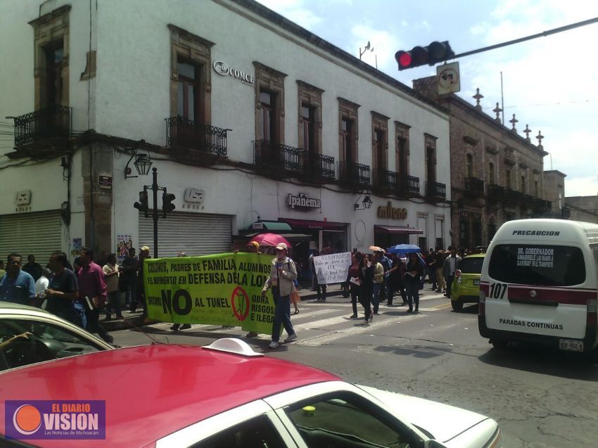 Colonias en la defensa de la Loma de Santa Maria se manifiestan por avenida Madero.