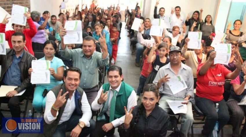 Ernesto Núñez ayuda a familias de bajos recursos con material de construcción