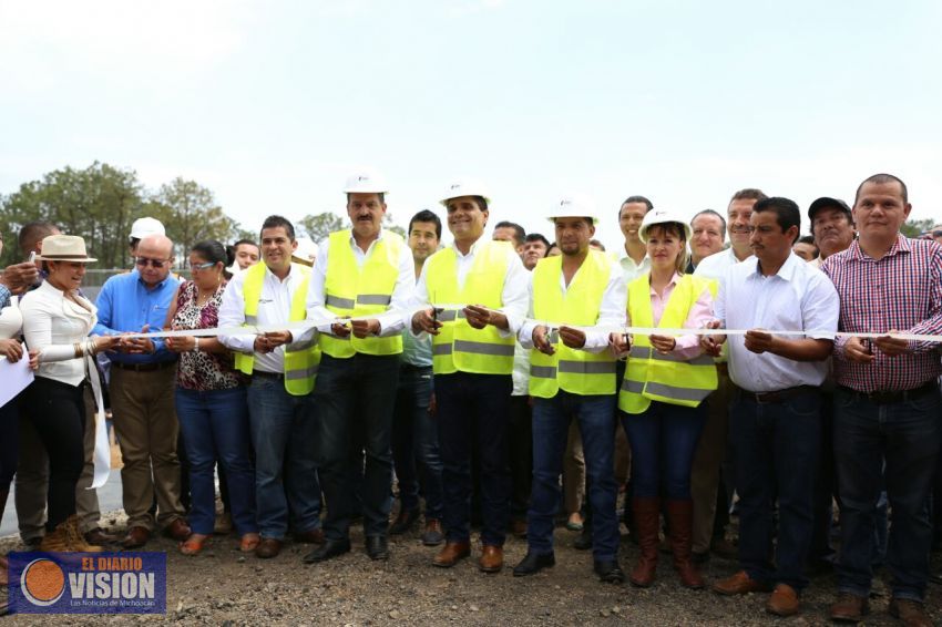  Entrega Gobernador primer relleno sanitario intermunicipal en Ziracuaretiro  