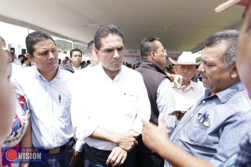  Mantiene Silvano Aureoles diálogo con profesores en regiones del estado