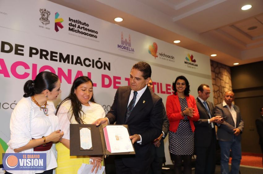 Premia Silvano Aureoles a ganadores del 4o Concurso Nacional de Textiles
