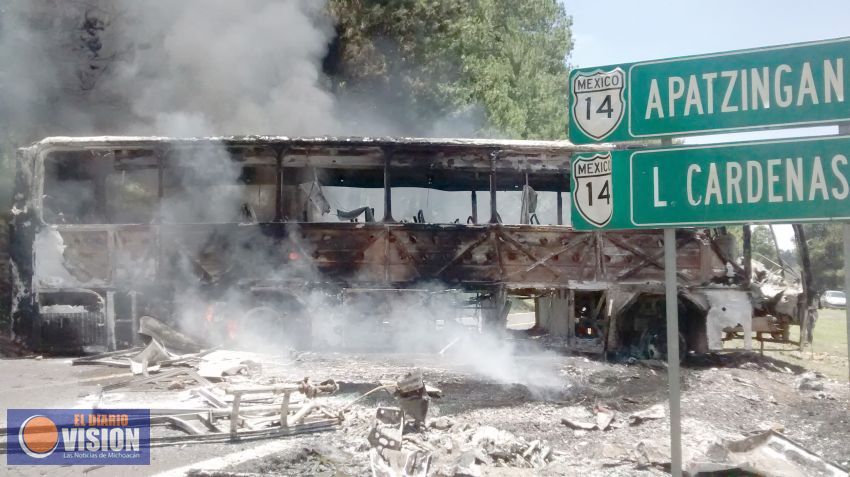 Zafarrancho de policías, maestros  y comuneros; queman 3 autobuses