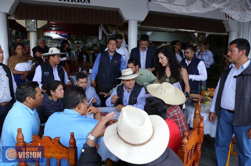 El Gobernador escucha demandas de docentes en Janitzio