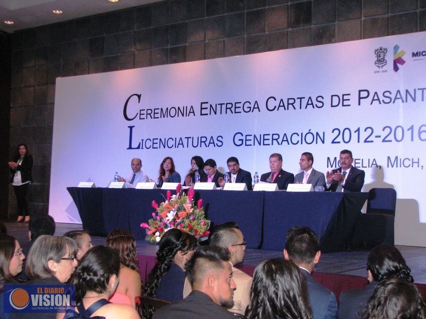 El IMCED entrega a la sociedad mil 470 nuevos profesionistas