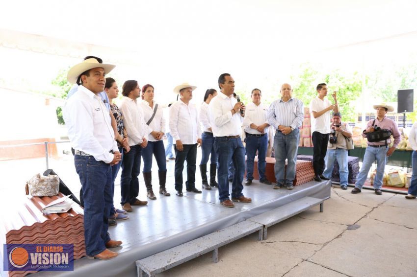 Lleva Gobierno apoyo inmediato a familias afectadas por tromba en Carácuaro