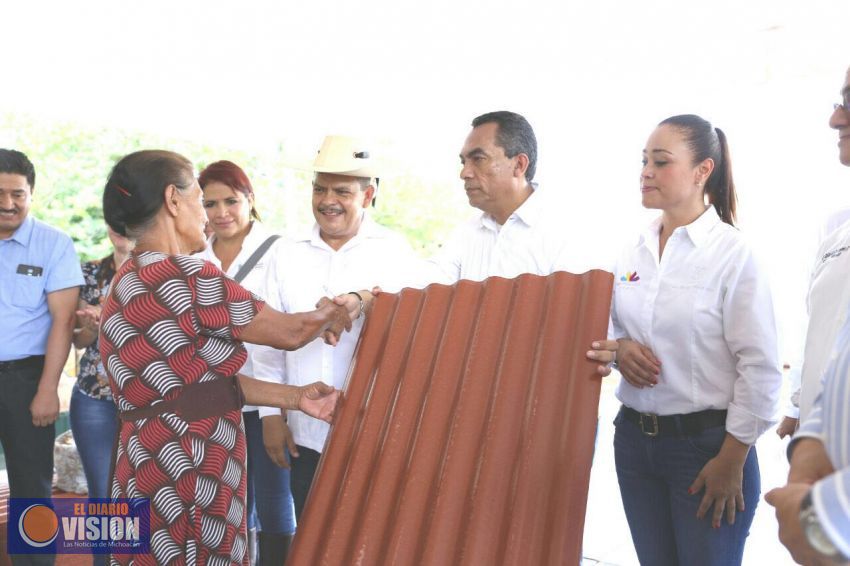 Lleva Gobierno apoyo inmediato a familias afectadas por tromba en Carácuaro