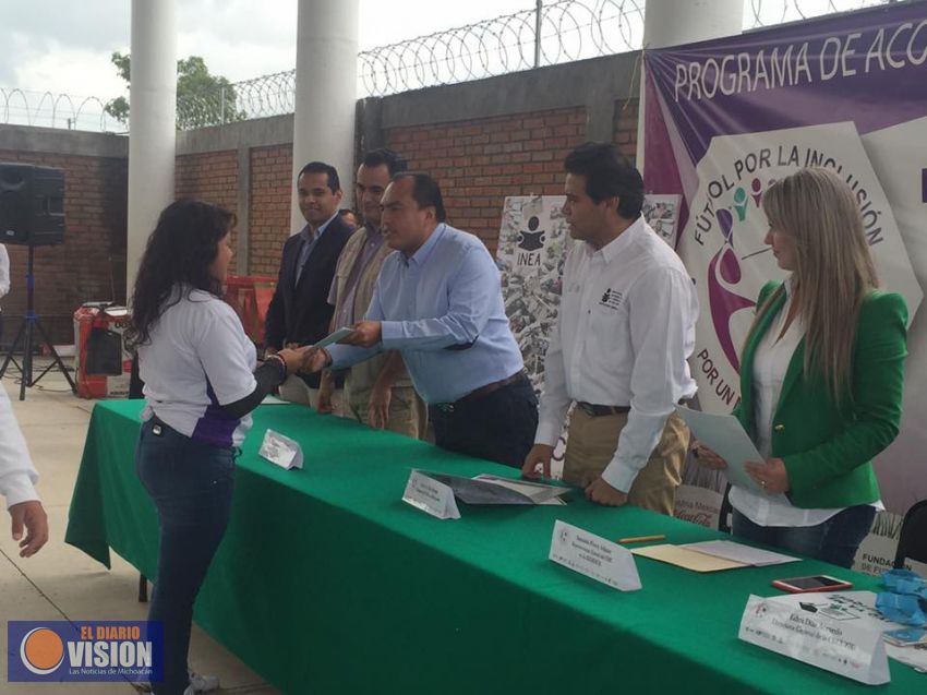Entregan certificados de primaria y secundaria a jóvenes del programa 
