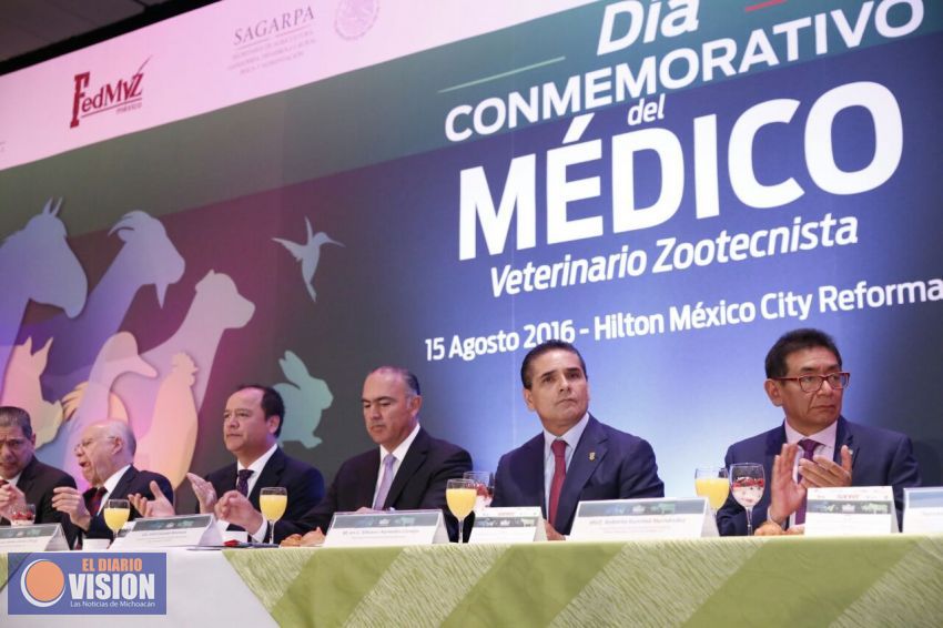Asiste Gobernador a conmemoración del Día del Médico Veterinario Zootecnista