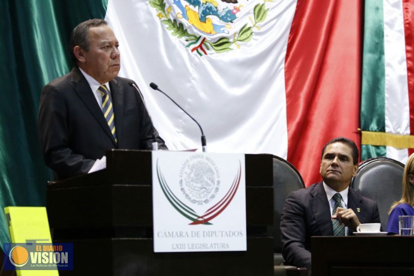 Asiste Silvano Aureoles a informe legislativo del diputado Jesús Zambrano