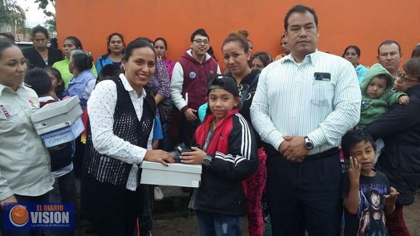 Cumple Bernal Martínez con entregar programa de zapato a bajo costo
