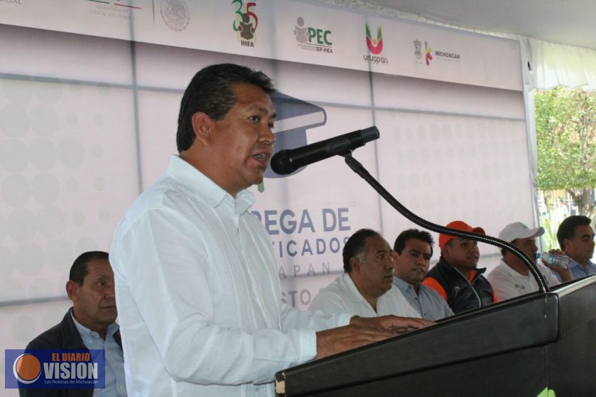 Entregan SPI e INEA 400 certificados de primaria y secundaria en Uruapan