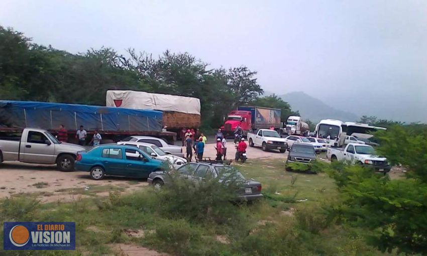  Bloquean carretera Huetamo