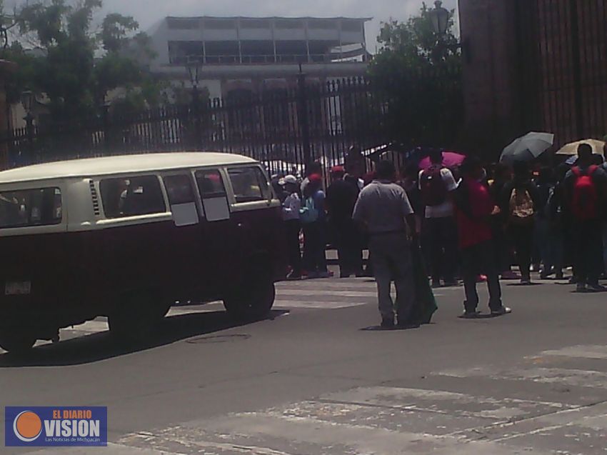 El Frente Nacional de lucha por el Socialismo se manifiesta frente a Palacio de Gobierno.