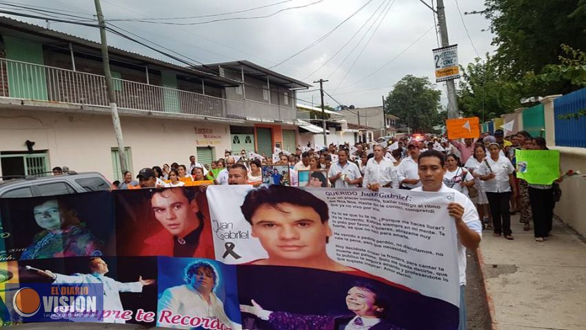 México, se pelea por un pedacito de Juan Gabriel 