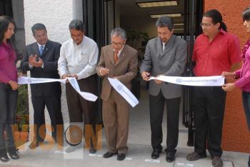 Cortan listón del nuevo edificio para Estudios de Posgrado