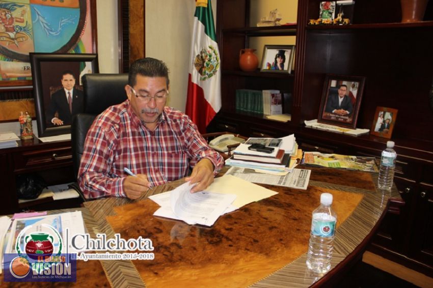 Entregon apoyos del siniestro ocurrido en Chilchota el pasado 5 de septiembre del 2015
