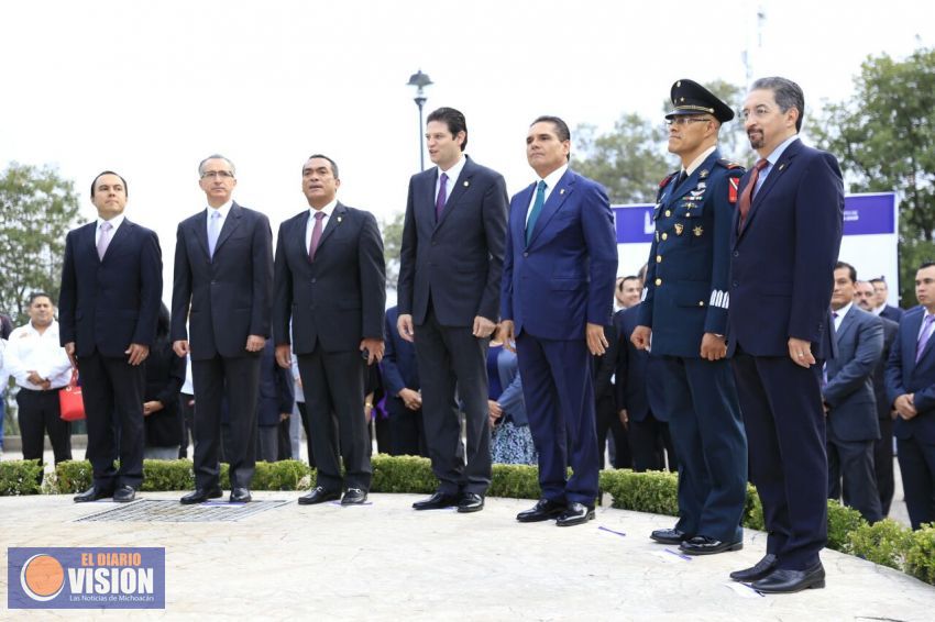 Preside Gobernador ceremonia de izamiento de Bandera Monumental