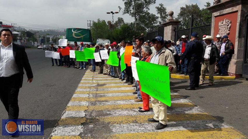  Campesinos del oriente, protestan en Casa de Gobierno