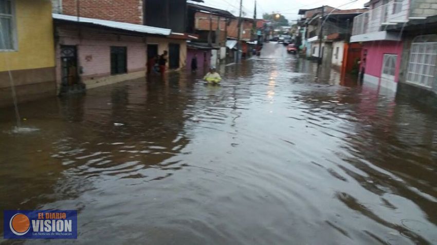 Fuerte lluvia provoca inundaciones en Uruapan