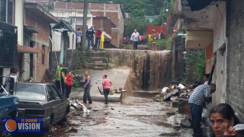 Cientos de damnificados por tromba que azotó a Uruapan