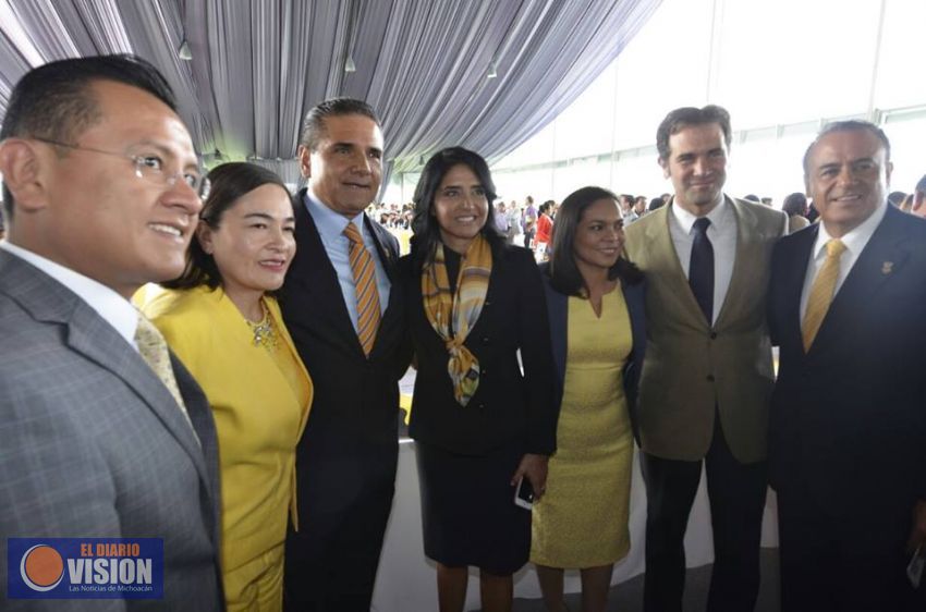 Alejandra Barrales, líder nacional del PRD, busca reunirse con Hillary Clinton