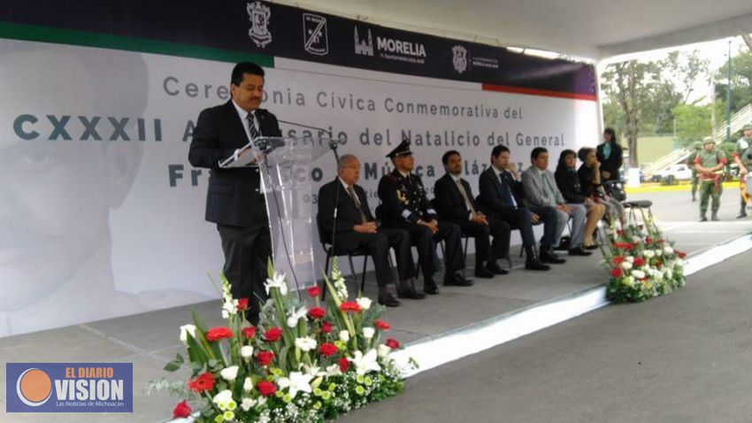 Roberto Carlos López realiza intervenció en la ceremonia, natalicio de Francisco J. Múgica
