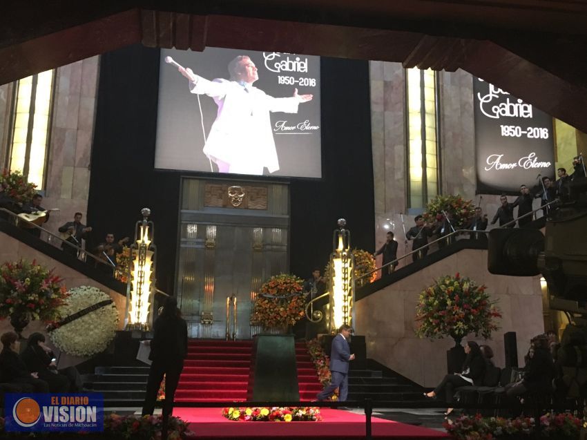 Admiradores de Juan Gabriel, rinden homenaje a Juan Gabriel, en Bellas Artesas