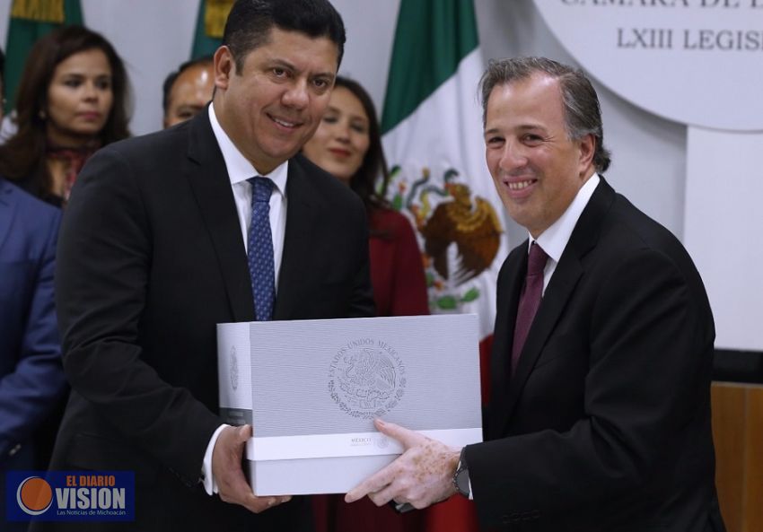 Titular de Hacienda entregó este jueves la propuesta del Paquete Económico 2017