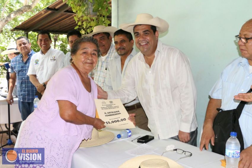 Elías Ibarra entrega apoyos a sombrereras de Huetamo