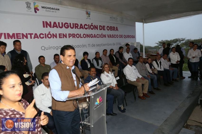 Inaugura Gobernador pavimentación de calle en Quiroga