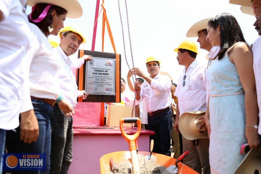 Ahora en Huetamo, Silvano Aureoles arranca construcción de Ciudad de las Mujeres