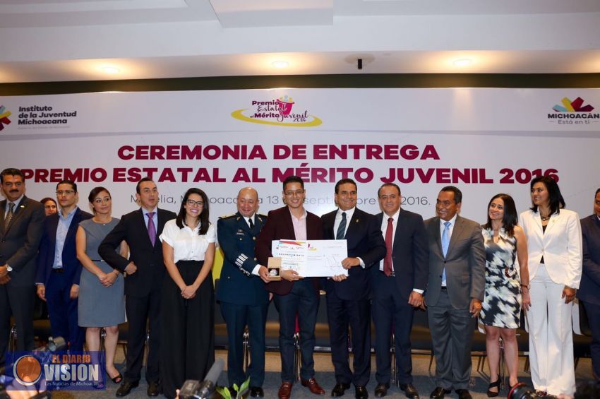 Entrega Gobernador Premio Estatal al Mérito Juvenil 2016