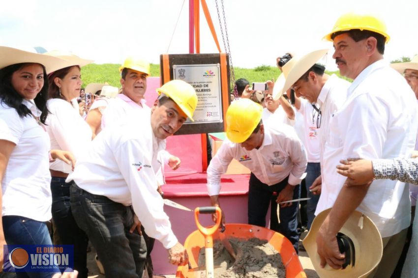 Celebra Elías Ibarra arranque de trabajos para Ciudad de las Mujeres en Huetamo