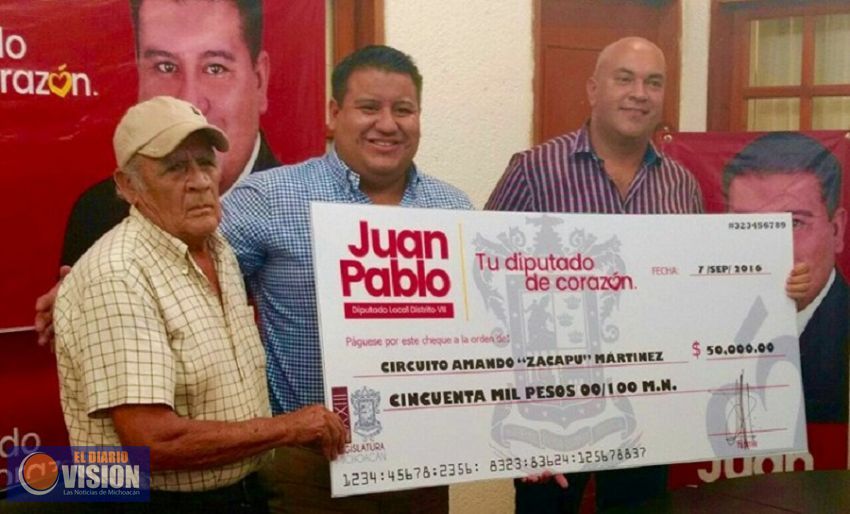  Juan Pablo entrega 60 mil pesos a carreras del 14 y 15 de Septiembre