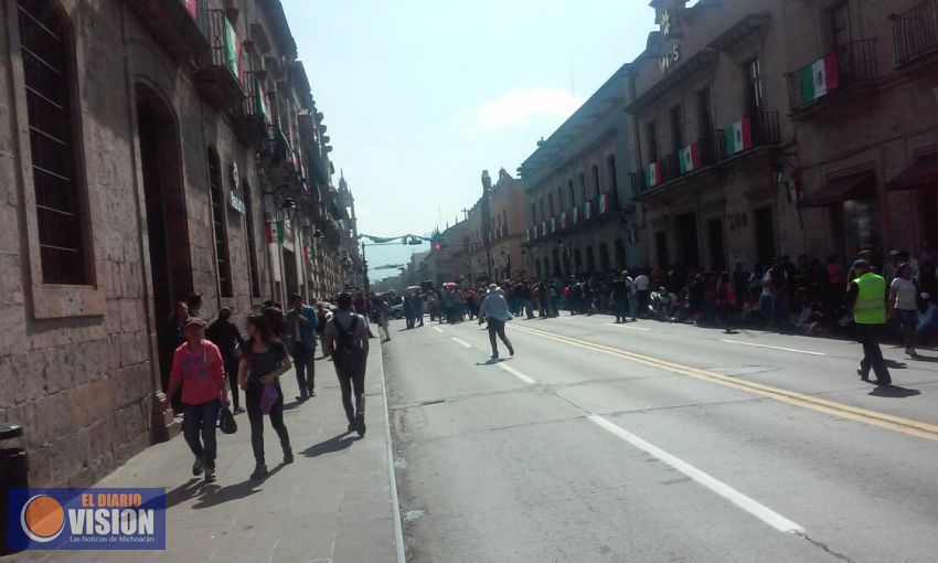 Maestros y normalistas bloquean Congreso del Estado.