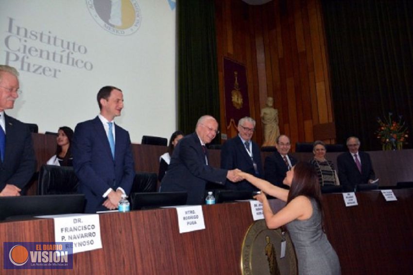 Nicolaita de la Facultad de Medicina distinguida por excelencia académica