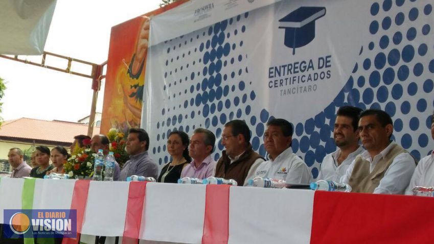SPI e INEA entregan 300 certificados de primaria y secundaria en Tancítaro