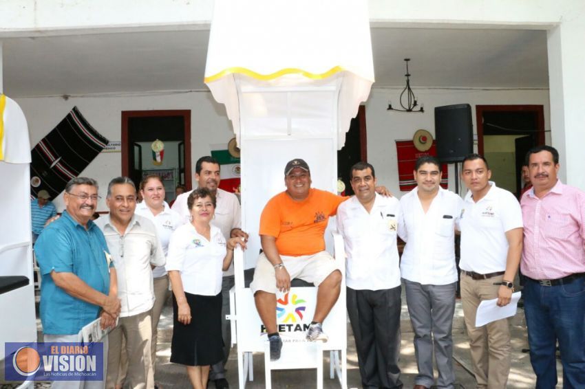 Entrega Elias Ibarra, apoyos para generar empleos en Huetamo 