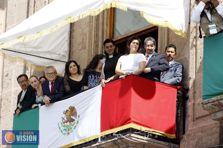 Aplausos y vivas al paso de Banda de Guerra y Escoltas de UMSNH en desfile