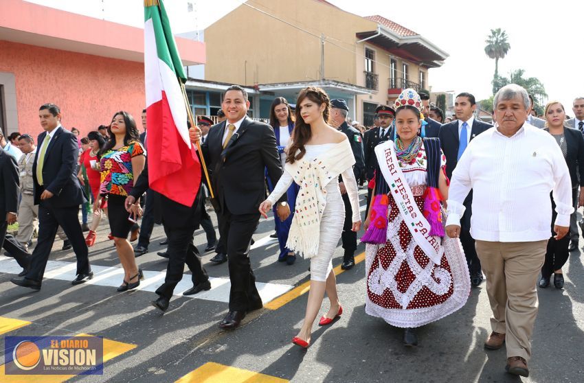 Diez mil participantes en el desfile de Uruapan que fue lúcido y ordenado 