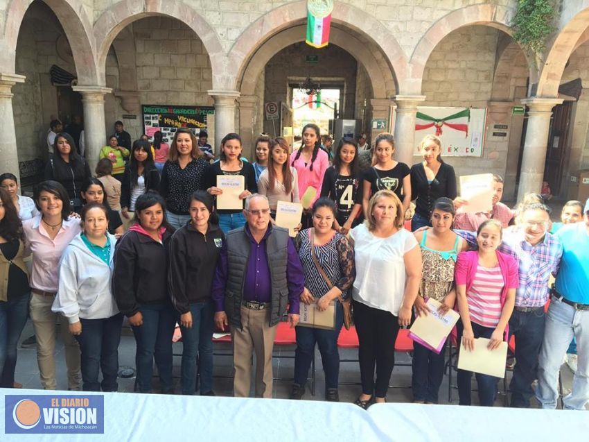 Capacitan a jóvenes tarimbarenses por medio del Icatmi