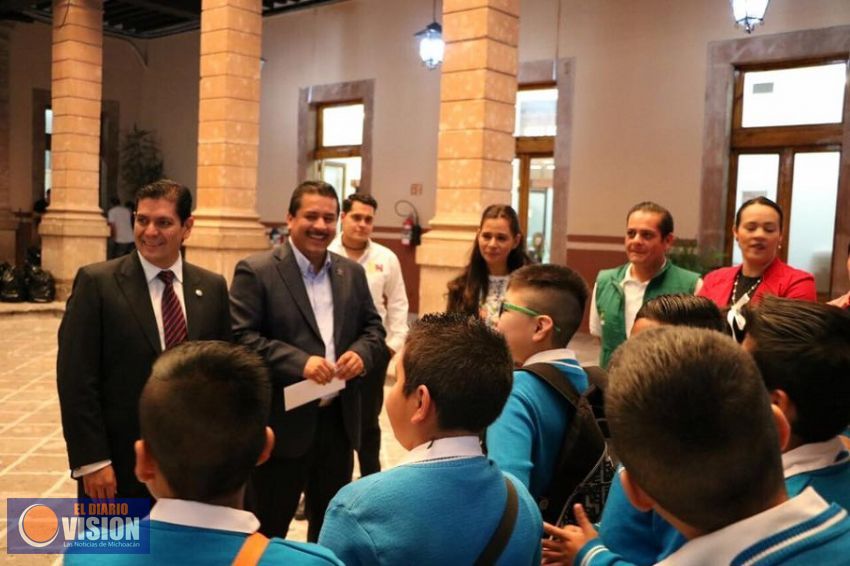 Estudiantes obtienen apoyo de Ernesto Núñez en visita al Congreso