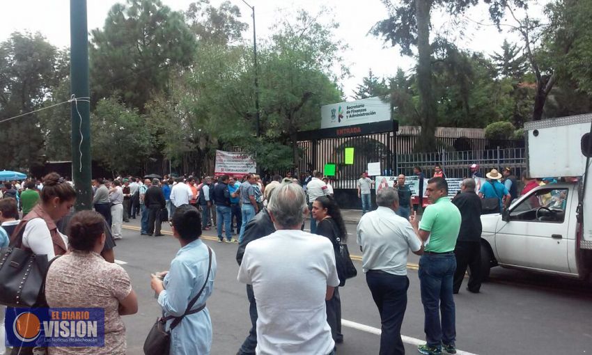 Maestros de la SNTE toman la Secretaria de administración y Finanzas  