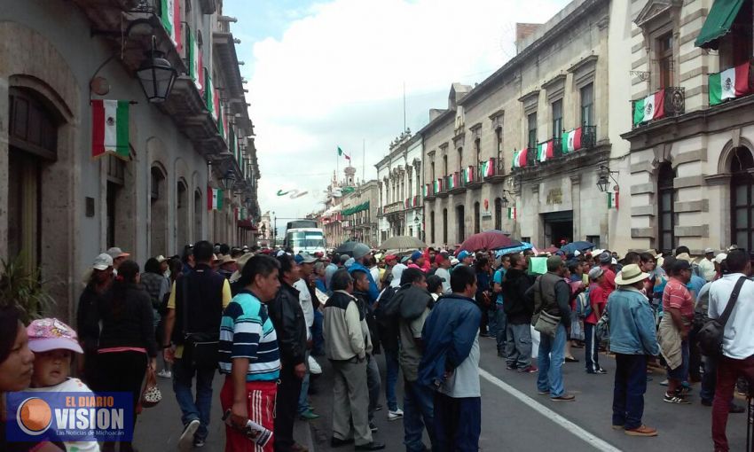 Habitantes de la comunidad de Pichataro bloquean Congreso de Michoacán.