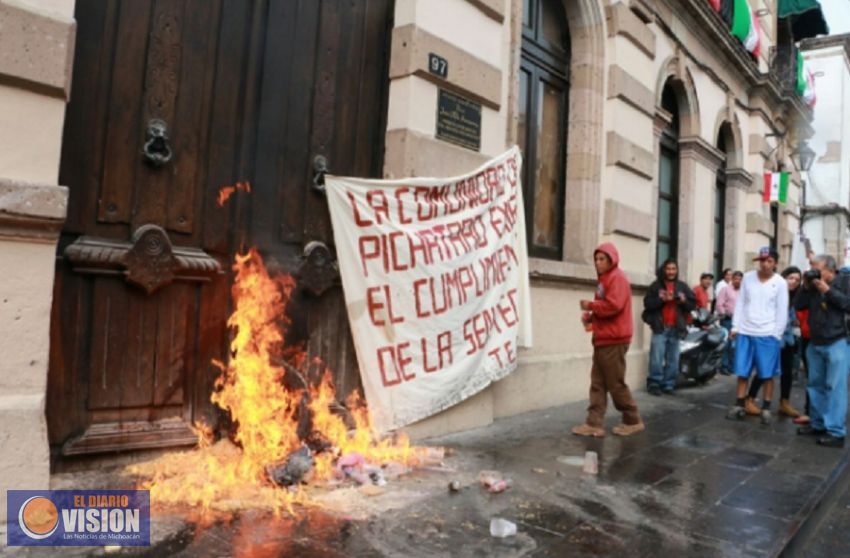 Incendian puerta del Congreso del Estado 