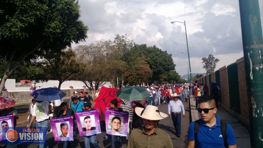 Normalistas realizan marcha por 43 desaparecidos